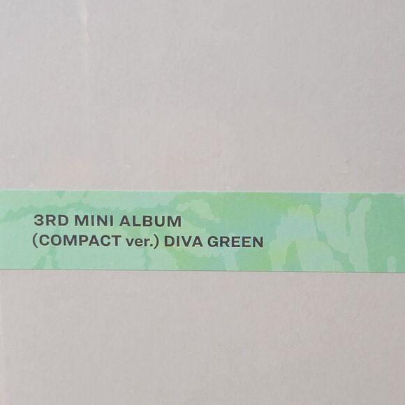 CD Le Sserafim - Easy: 3rd Mini Album (Compact Ver.) Diva Green SEALED - Picture 2 of 4